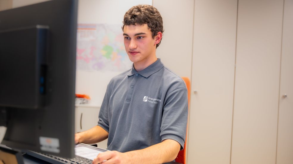 Start in den Tag: Zuerst checkt Philip seine Nachrichten, dann kann es losgehen. Geomatiker-Azubi Philip vor einem Bildschirm