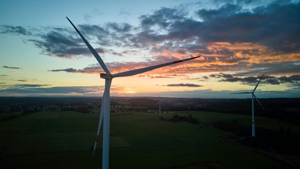 Ein Windrad in Nahaufnahme bei Sonnenuntergang