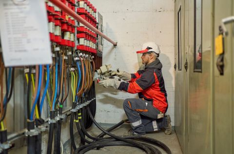 Yannick Halfmann ist Netzmonteur im Bereich Strom bei der evm-Gruppe. Yannick in der alten Station