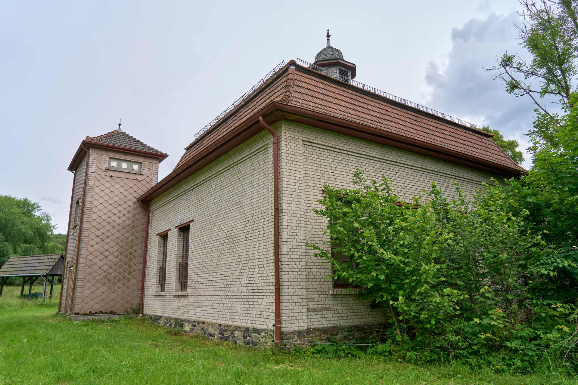 Das Wasserkraftwerk in Nauroth von außen
